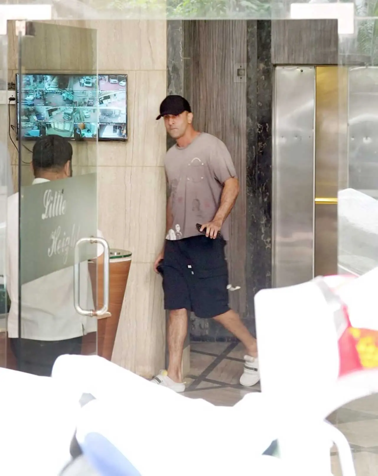 Ranbir Kapoor also accompanied Alia, in a relaxed t-shirt and shorts. He too avoided the paps.